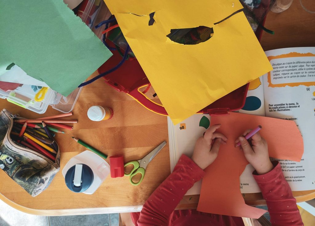 activité manuelle avec des enfants